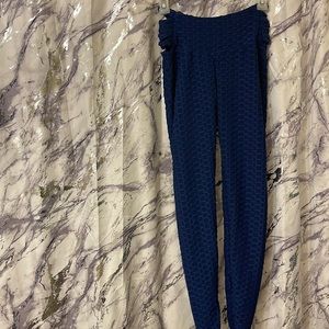 Navy scrunch butt leggings